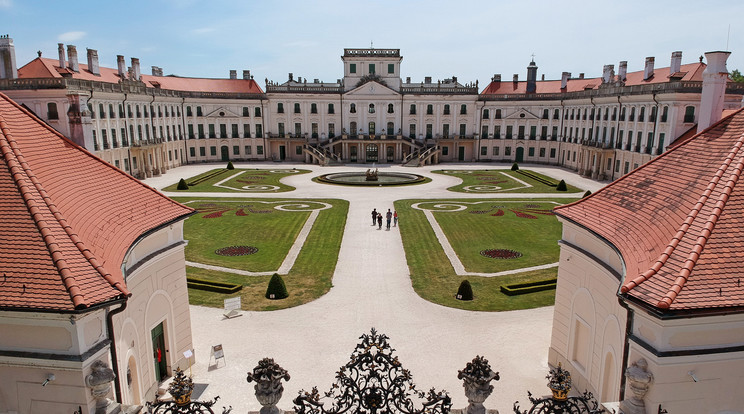 Eszterházy Kastély — Fertőd