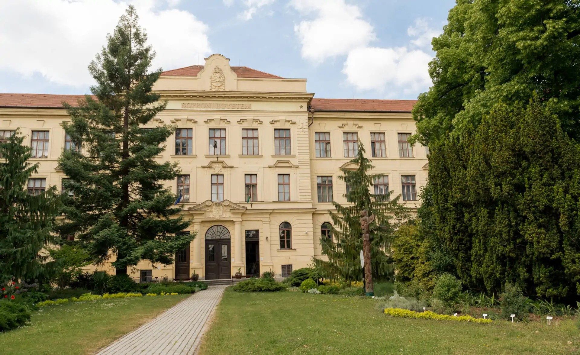 Soproni Egyetem B épület — Sopron